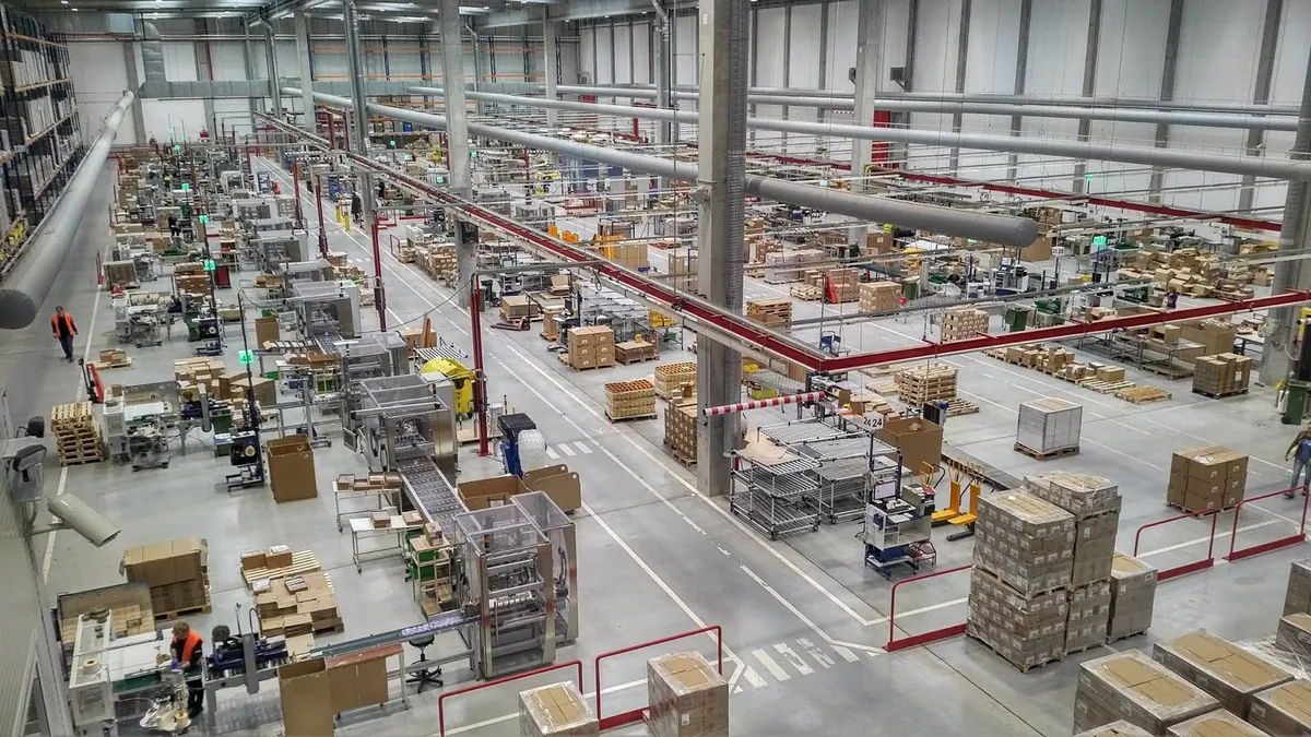 Armazém com mercadorias paletizadas prontas para expedição